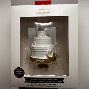 2022 Hallmark Ornaments Premium Porcelain White Flower Wedding Cake Anniversary